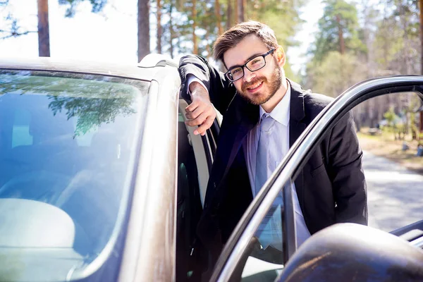 Homem feliz entrando em seu carro — Fotografia de Stock