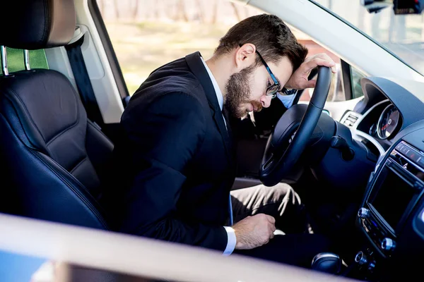 Homem cansado em um carro — Fotografia de Stock