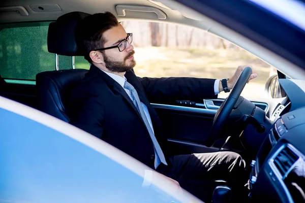 Homem estressado em um carro — Fotografia de Stock