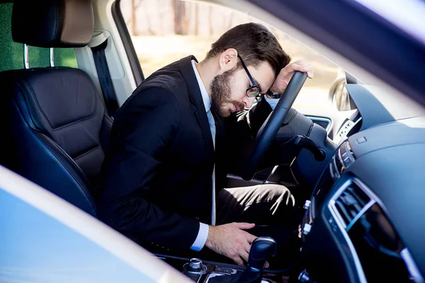 Homem cansado em um carro — Fotografia de Stock