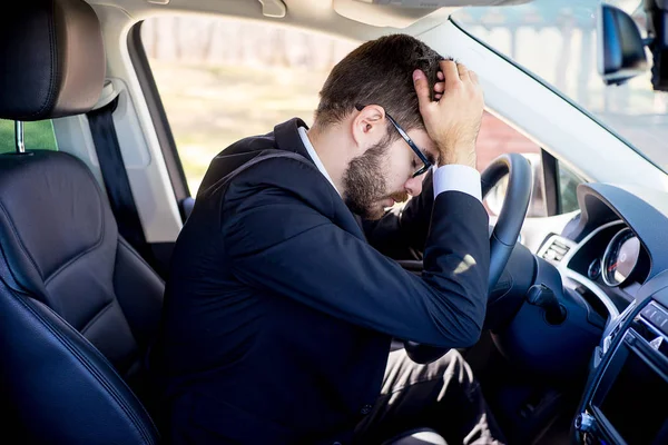 Homem estressado em um carro — Fotografia de Stock