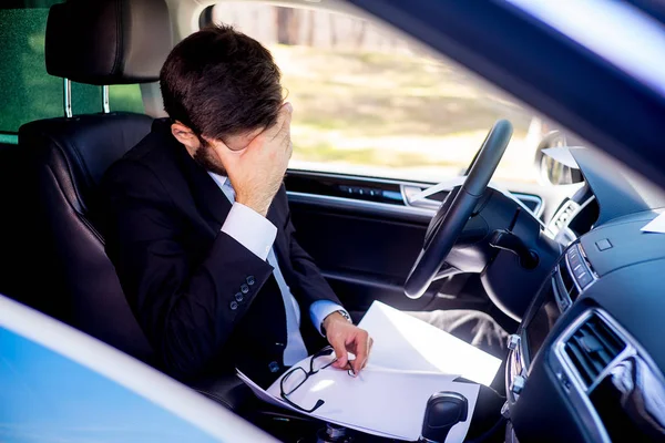 Stresovaní muž v autě — Stock fotografie