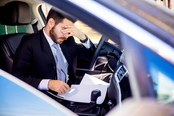 Homem cansado em um carro — Fotografia de Stock