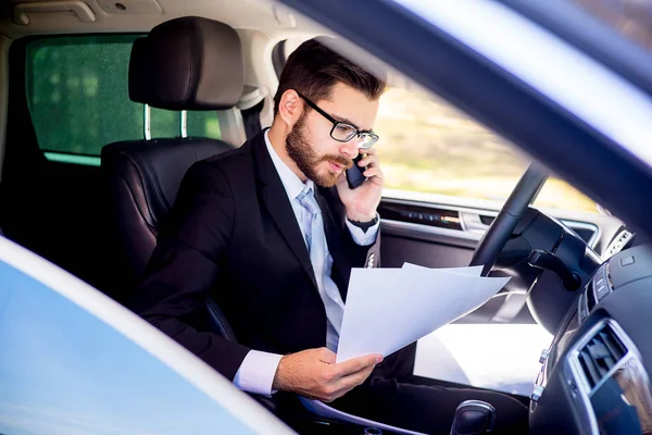 Empresário que trabalha de carro — Fotografia de Stock