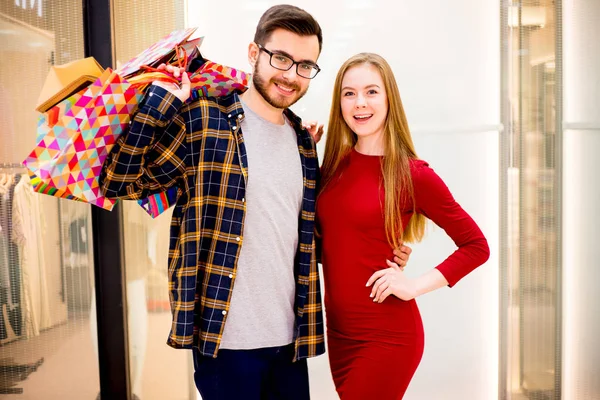 Casal feliz compras — Fotografia de Stock