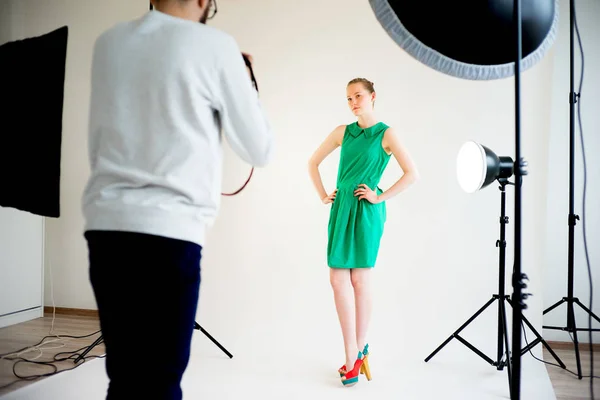 Photogtapher trabajando con modelo — Foto de Stock