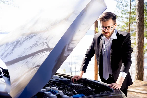 Hombre arreglando su coche — Foto de Stock