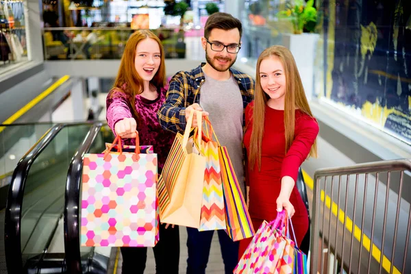 Amigos fazendo compras no shopping — Fotografia de Stock