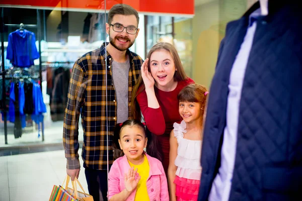 Щаслива сім'я купівлі — стокове фото