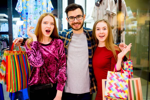 Amigos fazendo compras no shopping — Fotografia de Stock