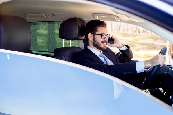 Empresário falando em um telefone celular em um carro — Fotografia de Stock