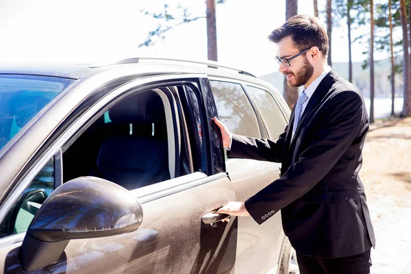 Homem feliz entrando em seu carro — Fotografia de Stock