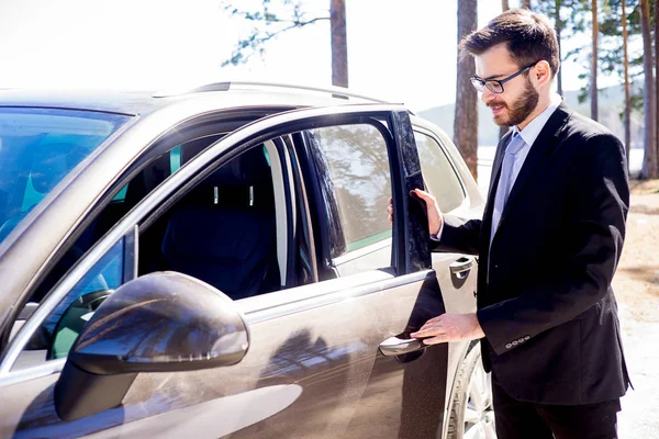 Homem feliz entrando em seu carro — Fotografia de Stock