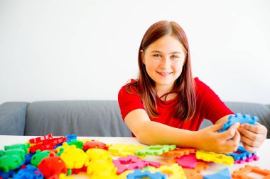 Oluşturucu ile oynayan kız