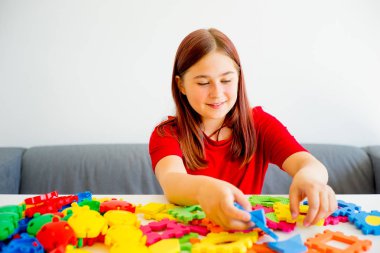 Oluşturucu ile oynayan kız