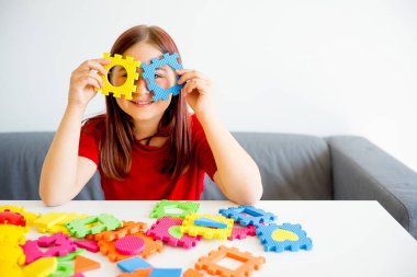 Oluşturucu ile oynayan kız