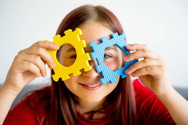 Oluşturucu ile oynayan kız