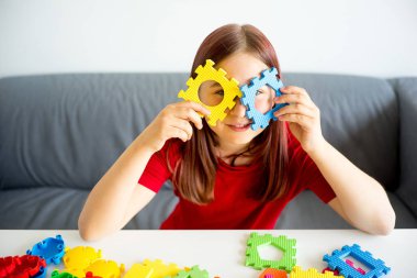 İnşaat bloklarla oynama kız