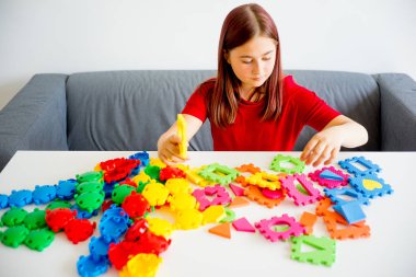 İnşaat bloklarla oynama kız