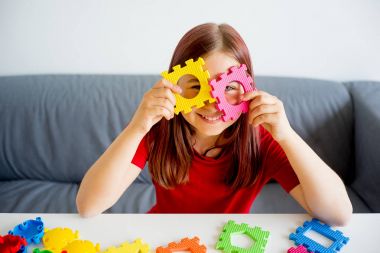 İnşaat bloklarla oynama kız