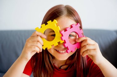 İnşaat bloklarla oynama kız