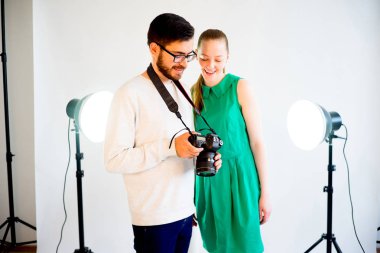 Stüdyoda çalışan kadın modeli