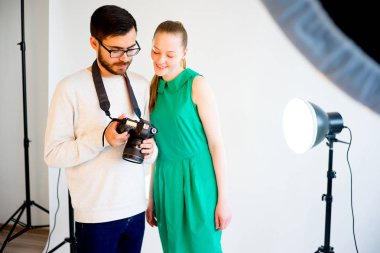 Stüdyoda çalışan kadın modeli