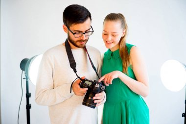 Stüdyoda çalışan kadın modeli