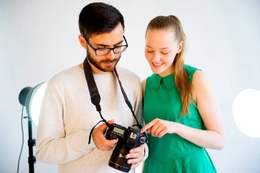 Stüdyoda çalışan kadın modeli