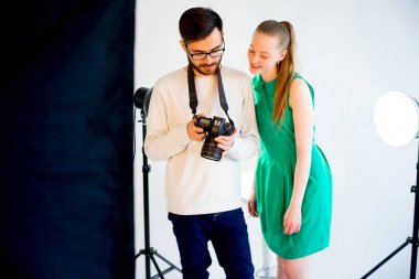 Stüdyoda çalışan kadın modeli