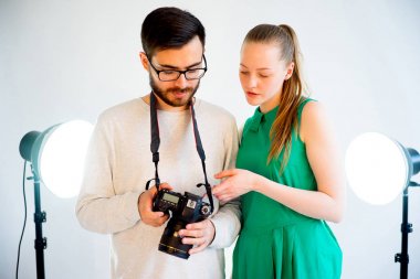 Stüdyoda çalışan kadın modeli