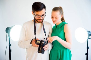 Stüdyoda çalışan kadın modeli