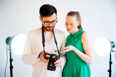 Stüdyoda çalışan kadın modeli