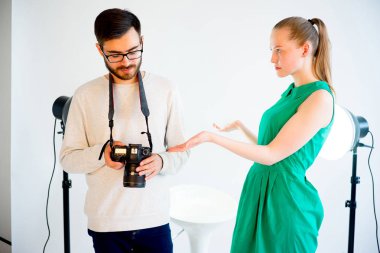 Stüdyoda çalışan kadın modeli