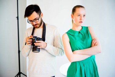 Stüdyoda çalışan kadın modeli