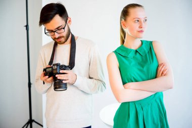 Stüdyoda çalışan kadın modeli