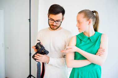 Stüdyoda çalışan kadın modeli