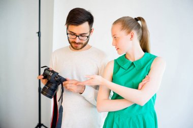 Stüdyoda çalışan kadın modeli