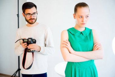 Stüdyoda çalışan kadın modeli