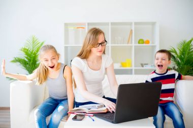 Oh onu laptop çalışan yorgun genç anne