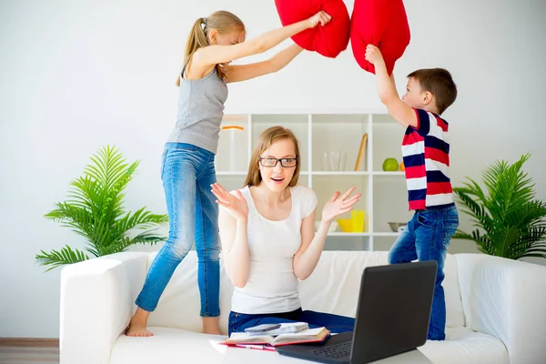 Madre estresada trabajando desde casa — Foto de Stock