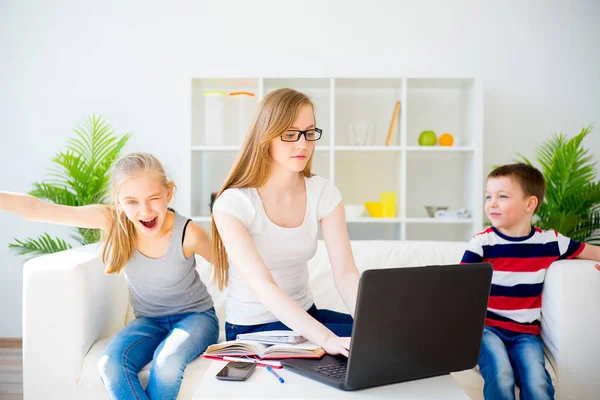 Joven madre trabajando desde casa — Foto de Stock