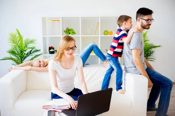 Freelancer madre trabajando — Foto de Stock