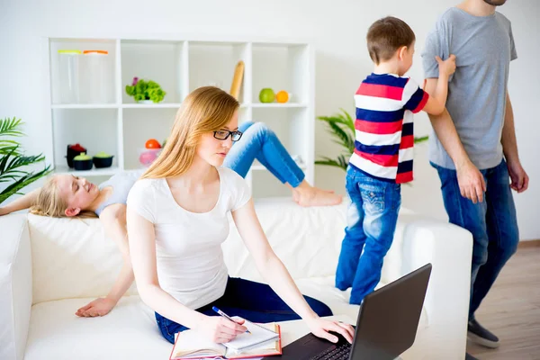 Freelancer madre trabajando — Foto de Stock