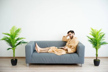 Spa'da yakışıklı adam