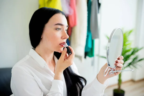 Frau trägt Lippenstift auf — Stockfoto