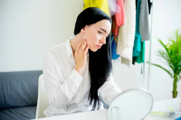 Frau blickt in den Spiegel — Stockfoto