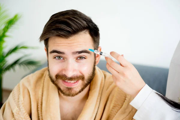 Bonito homem no spa — Fotografia de Stock