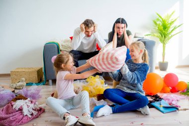 Çocuklar evde romping