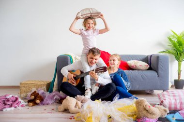 babası ile oynayan kızlar